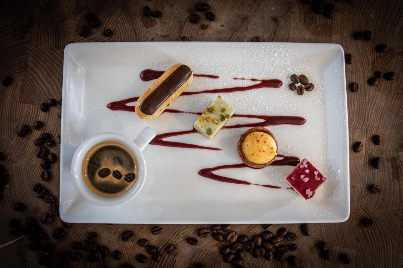 Hotel The Oak House Axbridge Exteriér fotografie A coffee and dessert plate