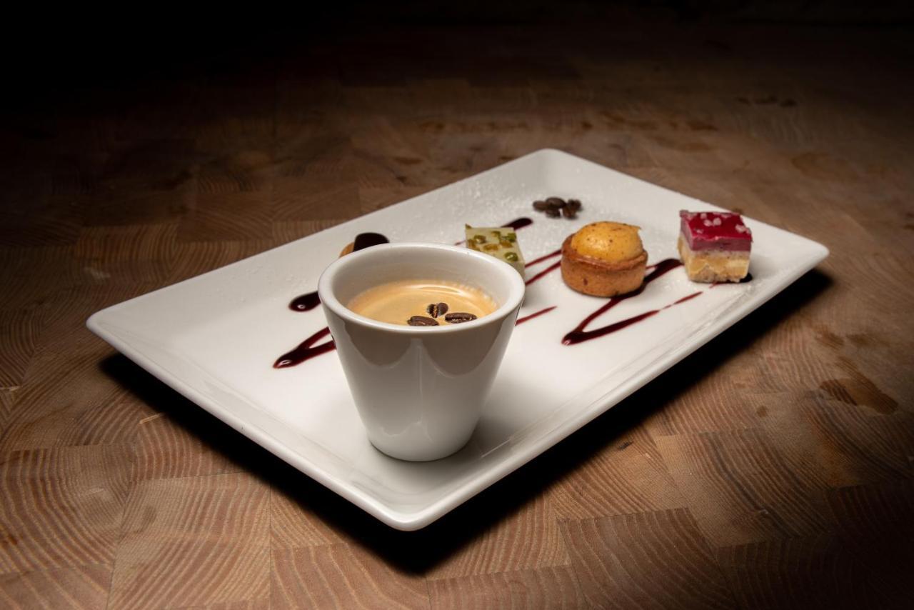 Hotel The Oak House Axbridge Exteriér fotografie A cup of coffee with petits fours