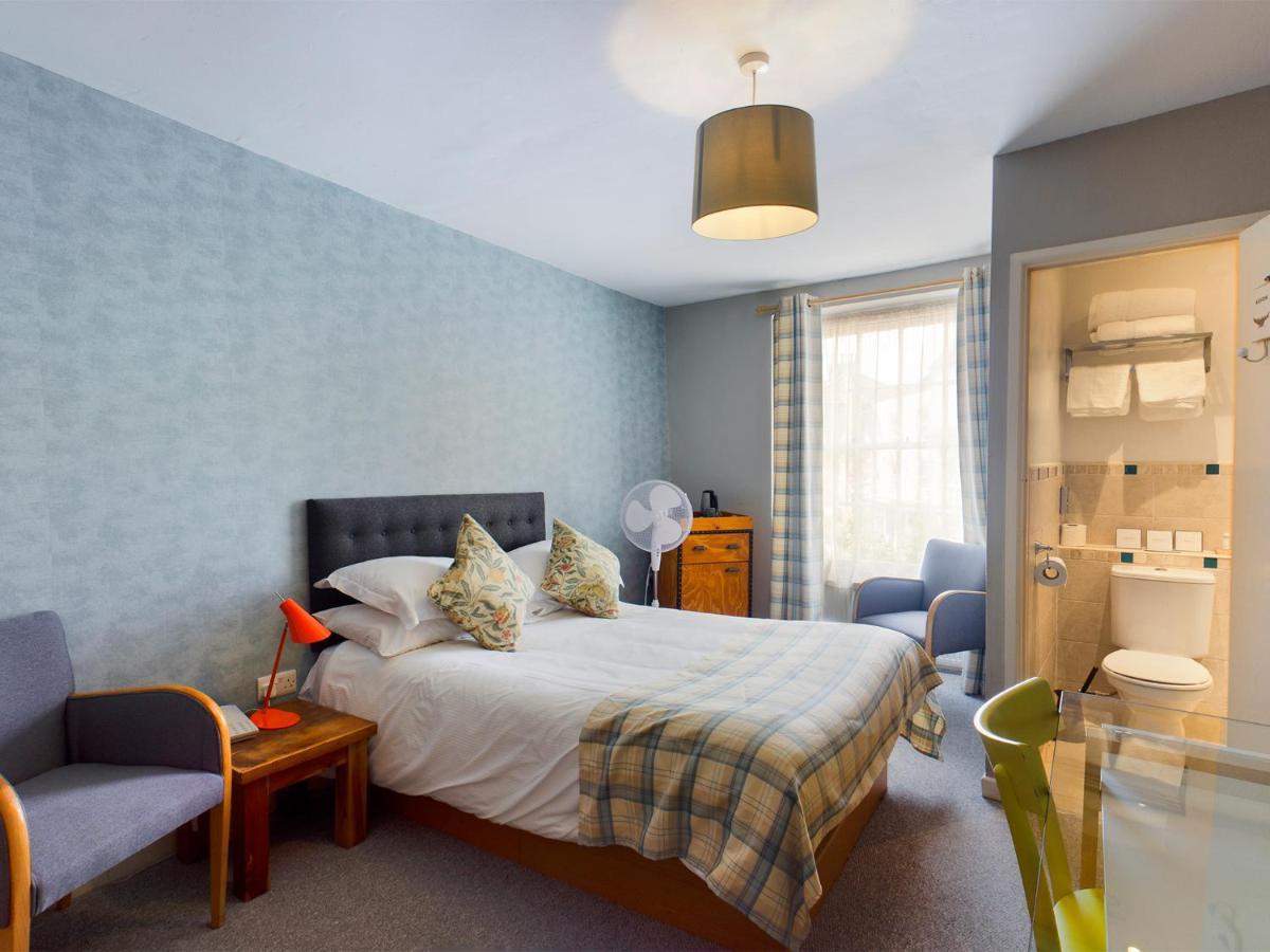Hotel The Oak House Axbridge Exteriér fotografie A bedroom at the hotel