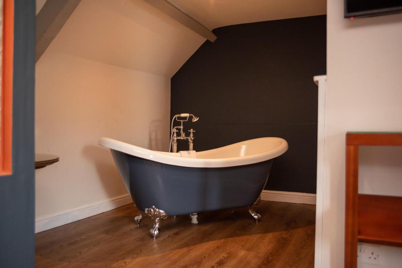 Hotel The Oak House Axbridge Exteriér fotografie A freestanding bathtub
