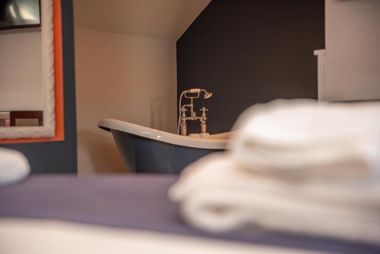 Hotel The Oak House Axbridge Exteriér fotografie A bathroom at the hotel