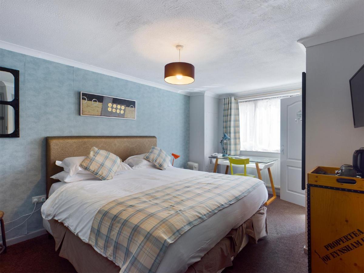 Hotel The Oak House Axbridge Exteriér fotografie A bedroom at the hotel