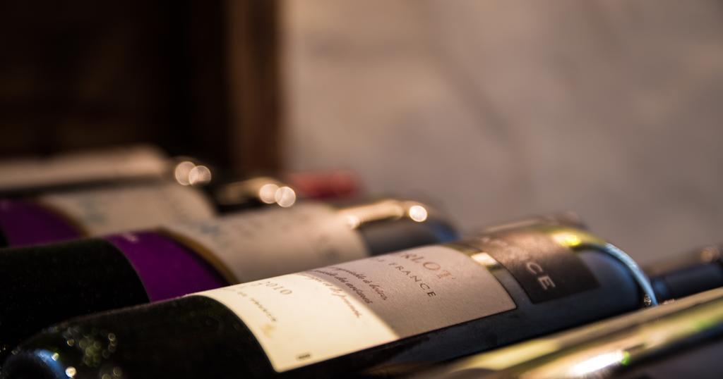 Hotel The Oak House Axbridge Exteriér fotografie Wine bottles